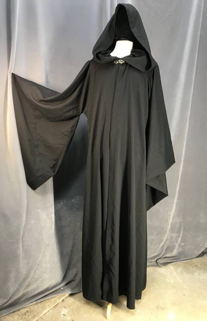 R447 - Black Wool Mage Robe, Pewter Vale Clasp