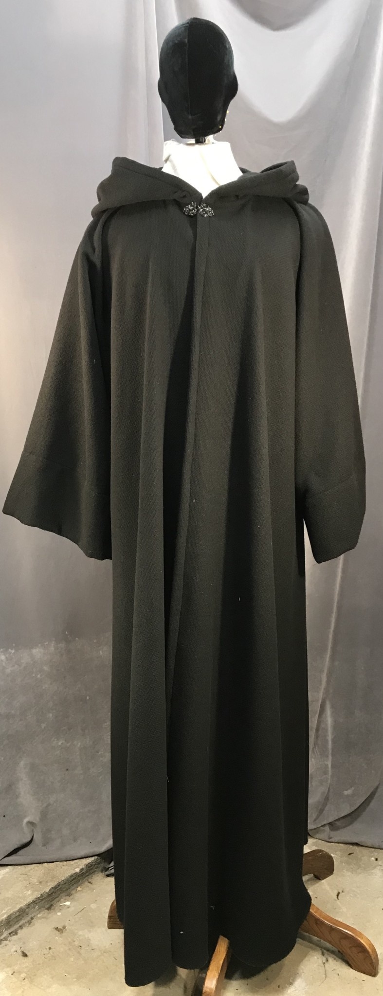 R450 - XXL Black Wool Holocaust Robe, Black Vale Clasp